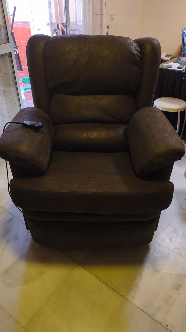 Sillón Relax Marrón Piel Sintética levanta persona