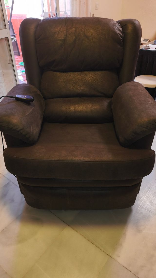 Sillón Relax Marrón Piel Sintética levanta persona