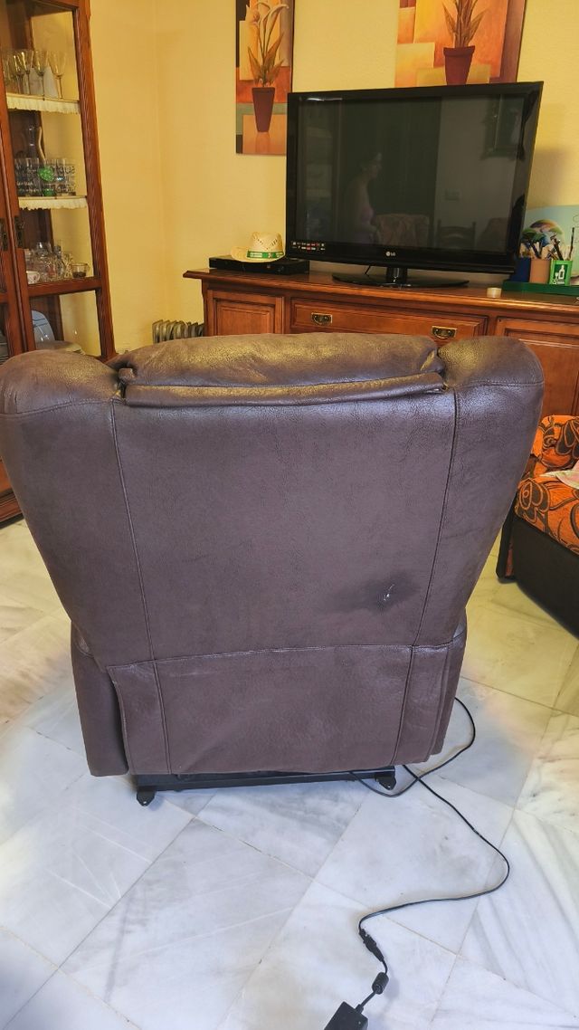 Sillón Relax Marrón Piel Sintética levanta persona