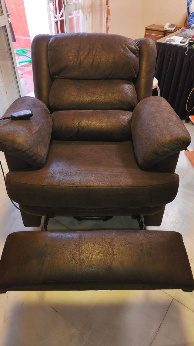 Sillón Relax Marrón Piel Sintética levanta persona