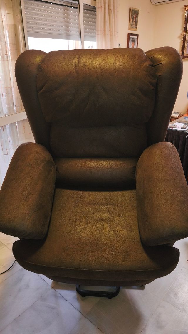 Sillón Relax Marrón Piel Sintética levanta persona