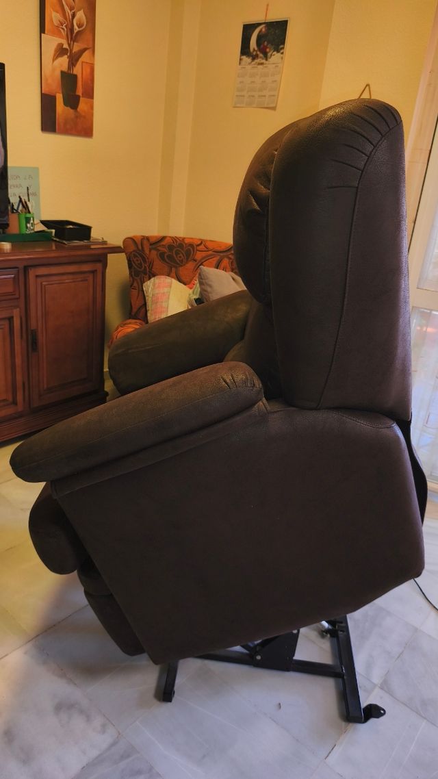 Sillón Relax Marrón Piel Sintética levanta persona