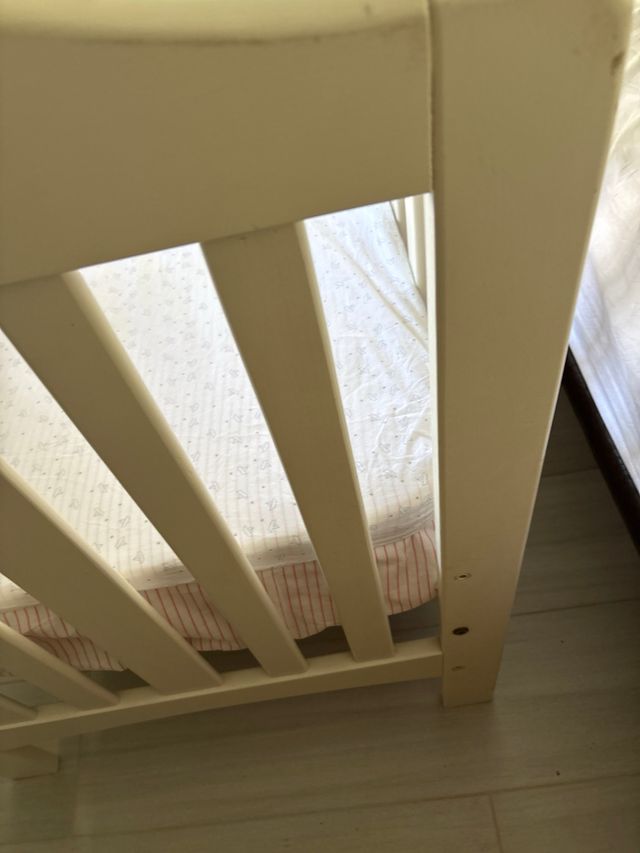 Cuna bebé blanca. En La Manga del Mar Menor.