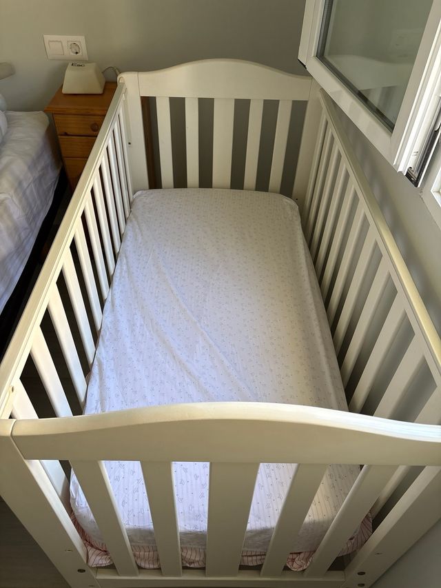 Cuna bebé blanca. En La Manga del Mar Menor.