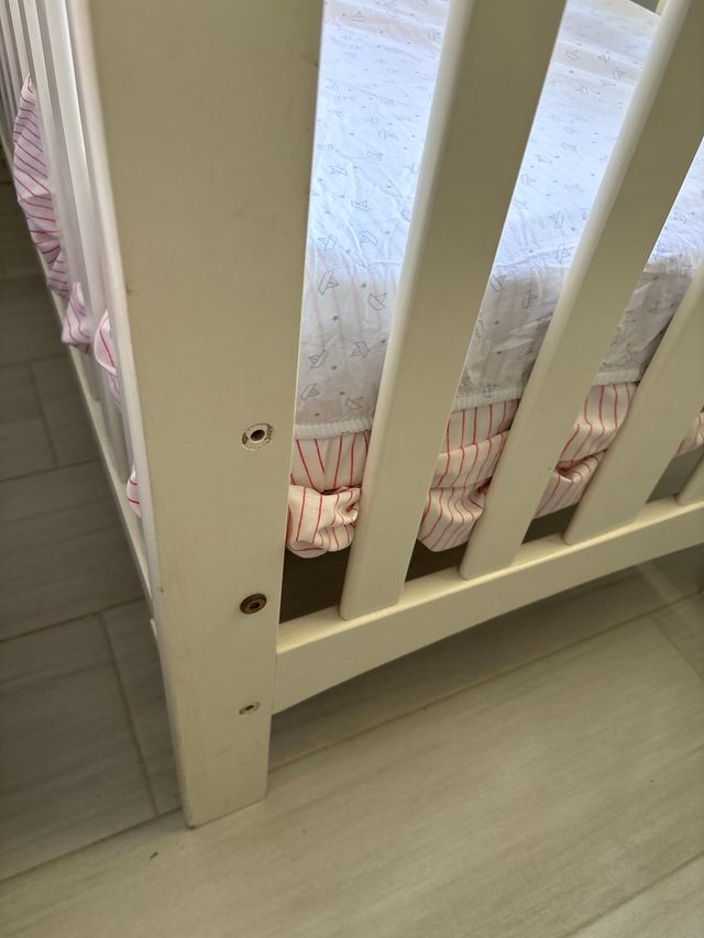 Cuna bebé blanca. En La Manga del Mar Menor.