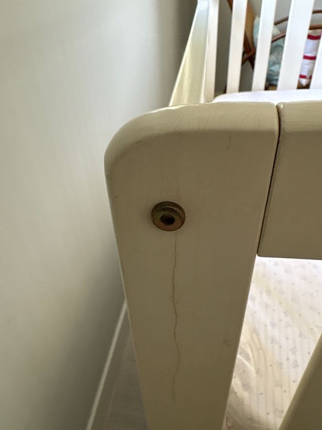 Cuna bebé blanca. En La Manga del Mar Menor.