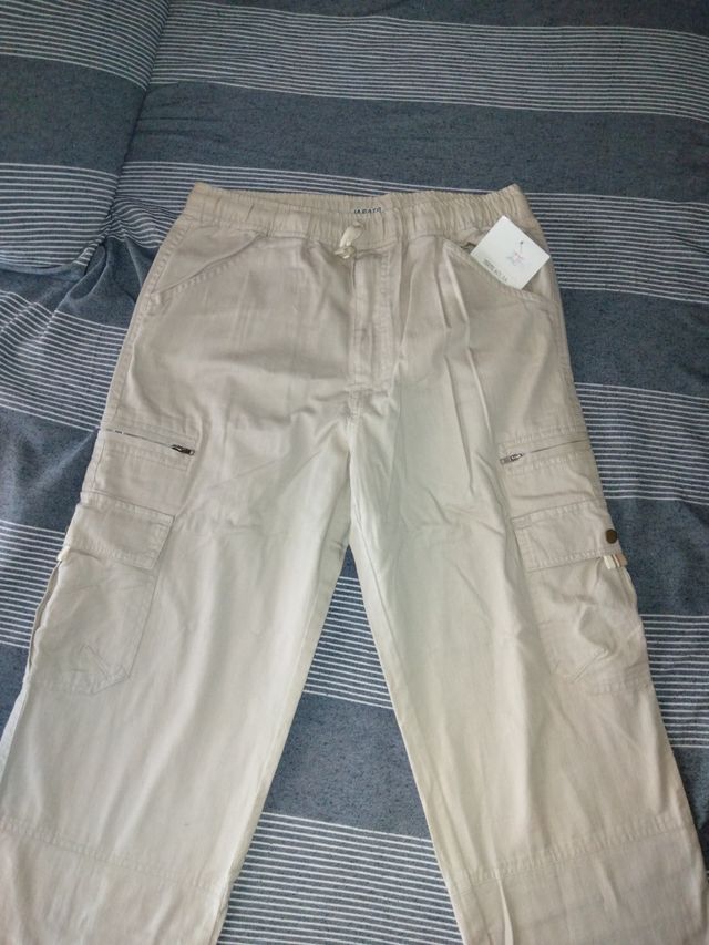 Pantalón color beige .
