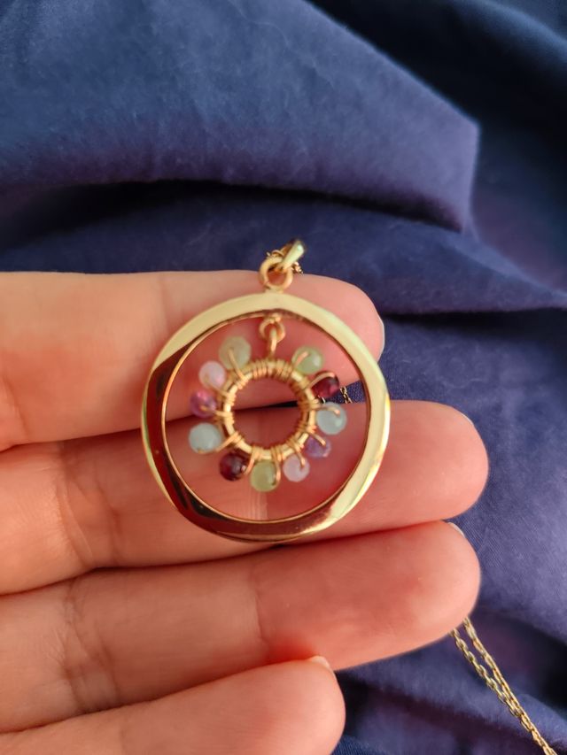 Colgante dorado con piedras multicolor de plata