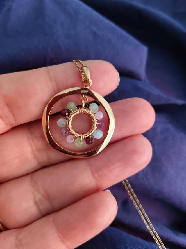Colgante dorado con piedras multicolor de plata