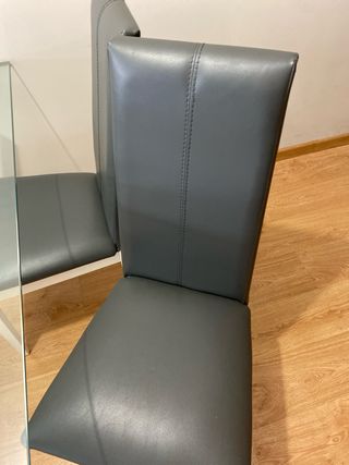 Mesa cristal blanca + 4 sillas grises