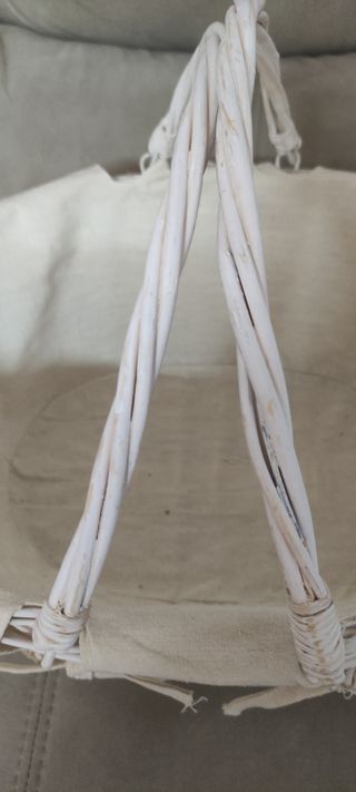 Cesta mimbre blanca con tela beige