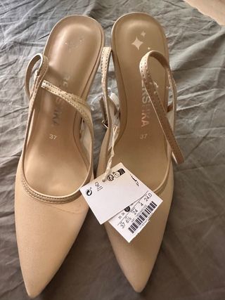 Tacones beige Bershka 37