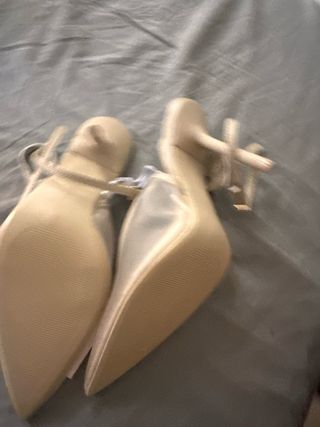 Tacones beige Bershka 37