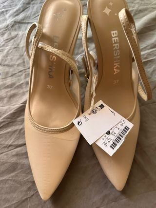 Tacones beige Bershka 37
