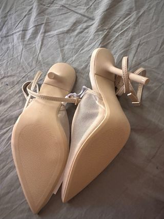 Tacones beige Bershka 37
