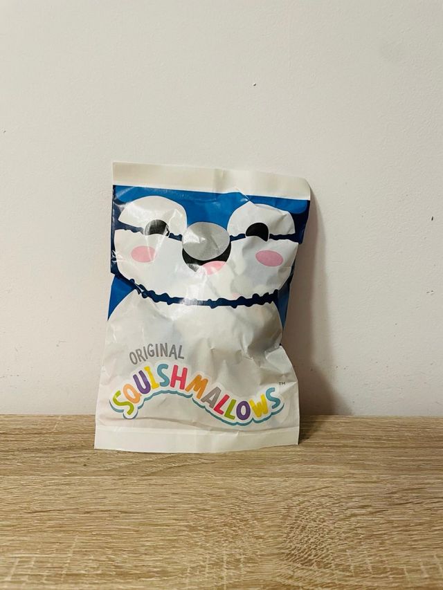 Squishmallow Pingüino McDonald's