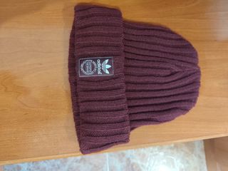 Gorro Adidas color granate. 