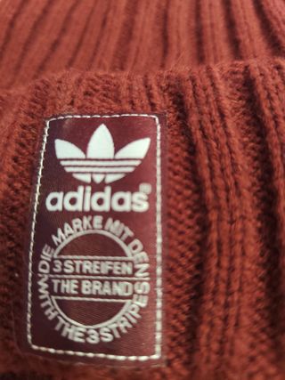 Gorro Adidas color granate. 
