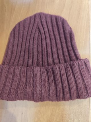 Gorro Adidas color granate. 