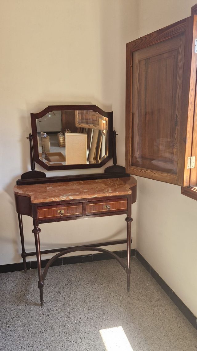 Tocador antiguo de madera con espejo y mármol