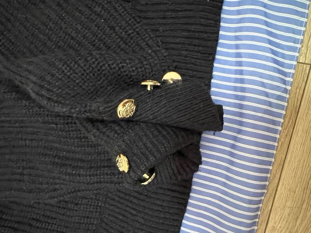 Suéter azul con camisa a rayas , Mujer