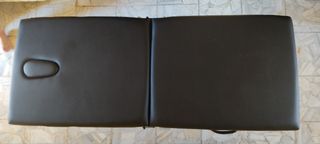 Camilla de masajes plegable de madera.