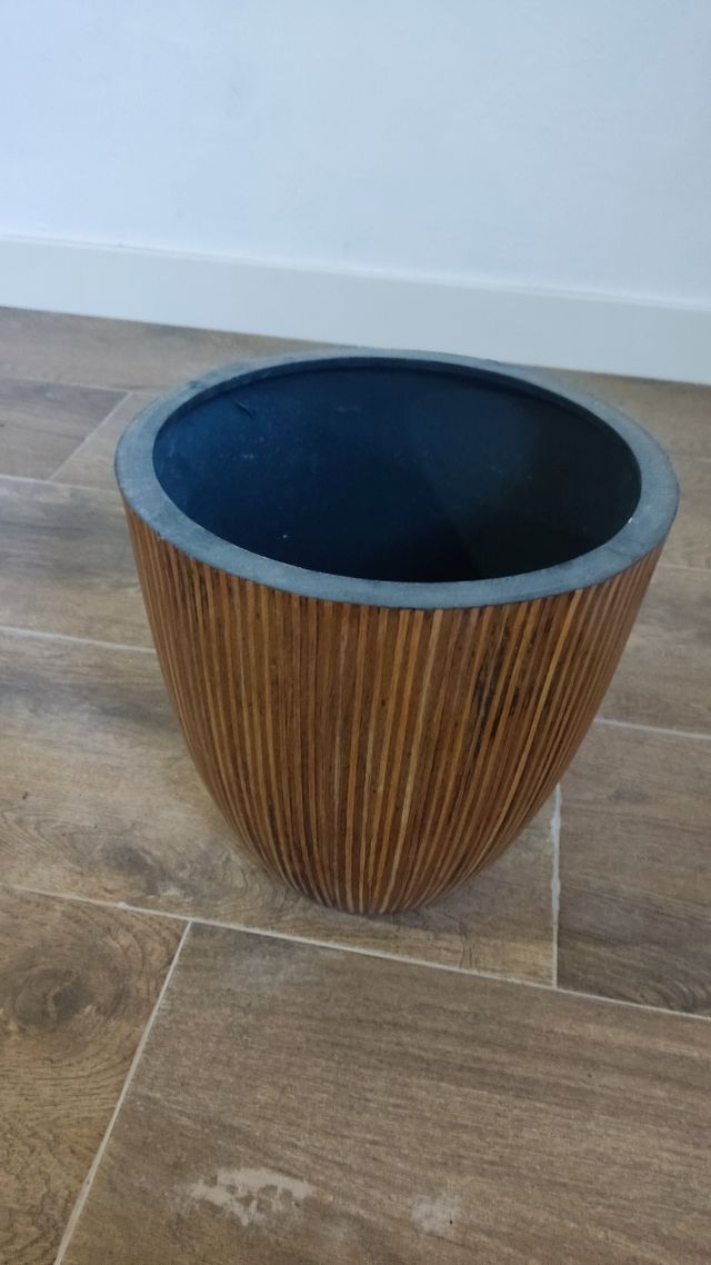 Cubre Macetero marrón de madera