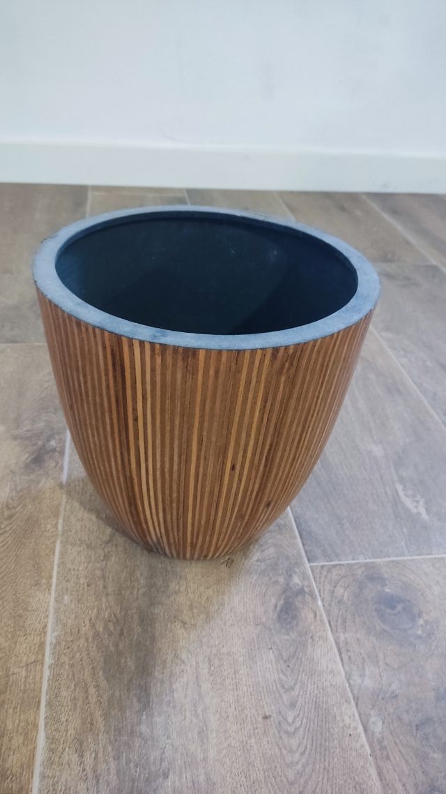 Cubre Macetero marrón de madera