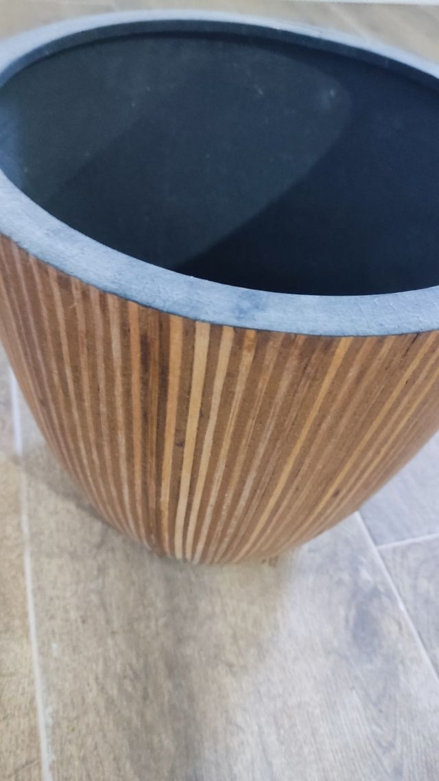 Cubre Macetero marrón de madera