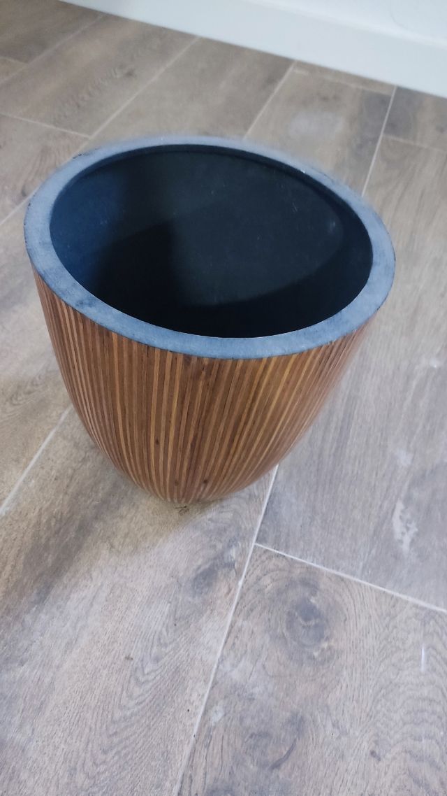 Cubre Macetero marrón de madera