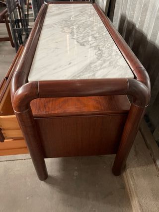 Cómoda vintage de madera y marmol 