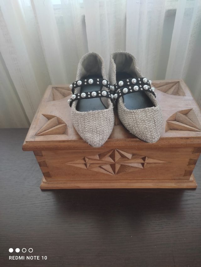 Manoletinas beige con perlas