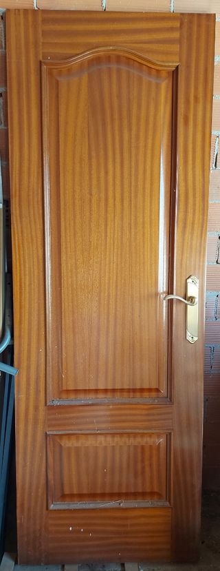 Puerta madera maciza clásica