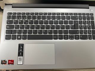 Portátil Lenovo Ryzen 5 16GB 512GB SSD 003