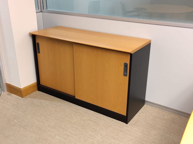 Armario madera con puertas correderas