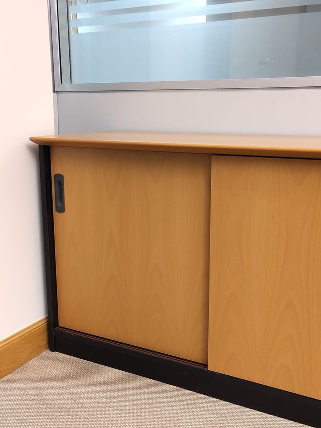 Armario madera con puertas correderas