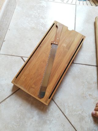 Taglia pane in legno con lama in metallo