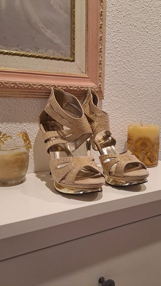 Sandalias tacón doradas con plataforma