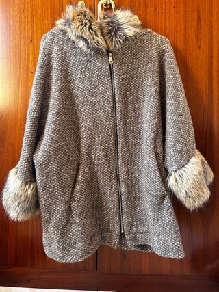 Capa gris capucha pelo sintético