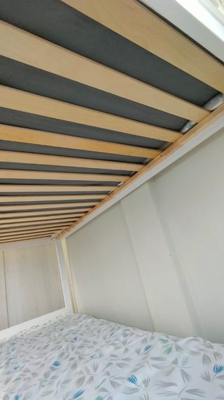 Litera blanca de madera con colchones