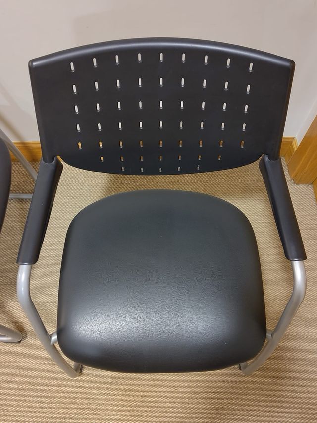 Silla de oficina con brazos, negra y base plateada