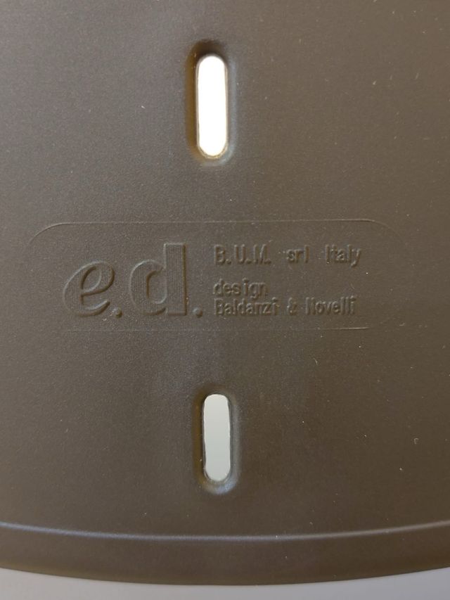 Silla de oficina con brazos, negra y base plateada