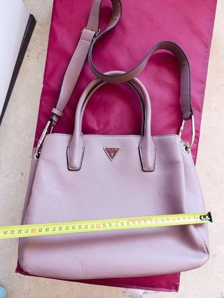 Bolso Guess bandolera malva lila clarito 
