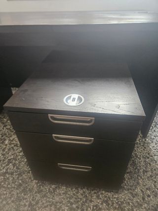 Escritorio negro con cajonera
