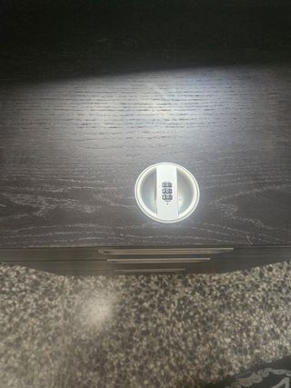 Escritorio negro con cajonera