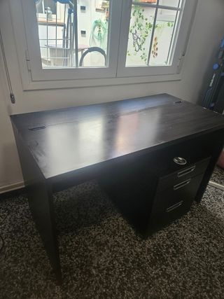Escritorio negro con cajonera
