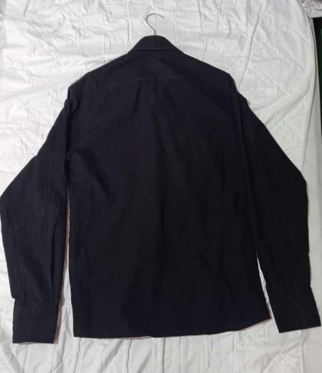 Camisa negra textura arrugada