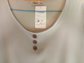 Vestido con manga corta.