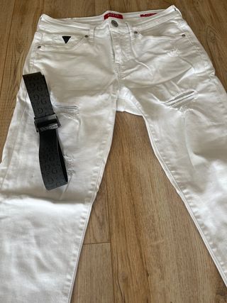 Pantalones blancos y cinturón Guess Talla 38 EU