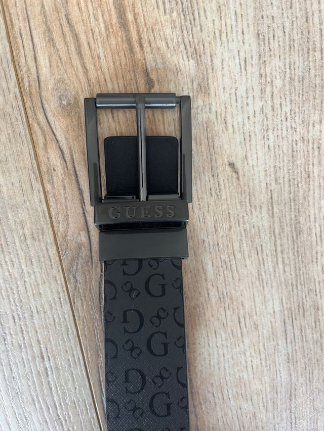 Pantalones blancos y cinturón Guess Talla 38 EU